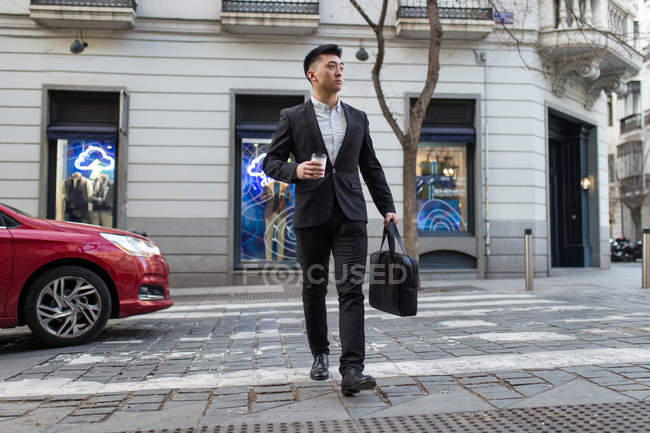Китайский бизнесмен прогуливается по улице в Мадриде, Испания — стоковое фото