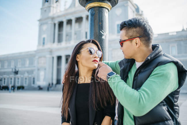 Chinese couple together in Madrid, Spain — Stock Photo