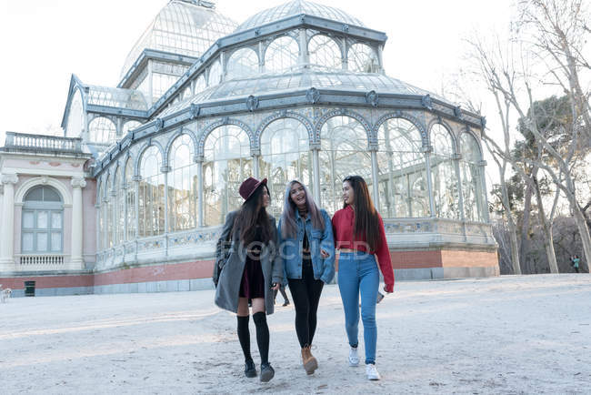 Giovani donne che si godono il palazzo di cristallo nel Parco Retiro Madrid, Spagna — Foto stock