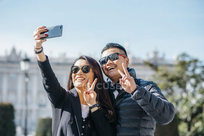 Китайская пара делает селфи в Мадриде, Испания — стоковое фото
