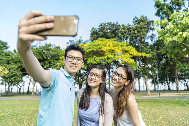 Um grupo de amigos tirando uma selfie juntos — Fotografia de Stock