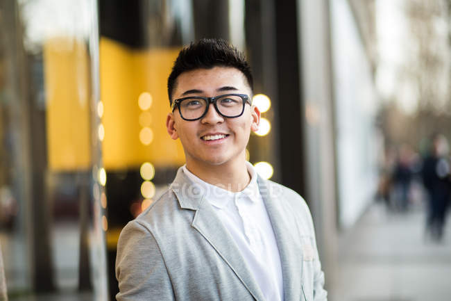 Retrato de un alegre empresario chino en la calle - foto de stock