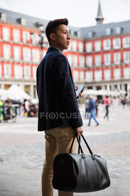 Випадковий китайський юнак відвідування туристичних площі Пласа-Майор в Мадриді, Іспанія — стокове фото