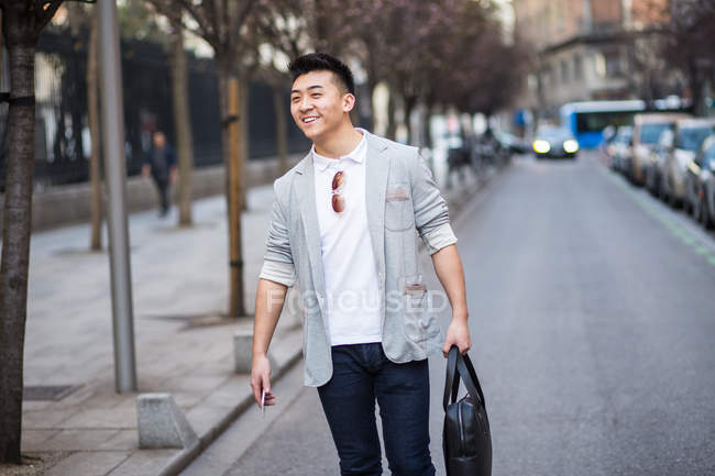 Chinesischer Geschäftsmann geht die Straße entlang in Madrid, Spanien — Stockfoto