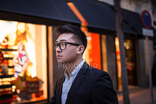Портрет умного китайского бизнесмена на улице, Испания — стоковое фото