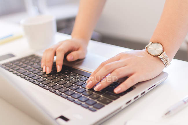 Frau arbeitet mit ihrem Laptop im modernen Büro — Stockfoto