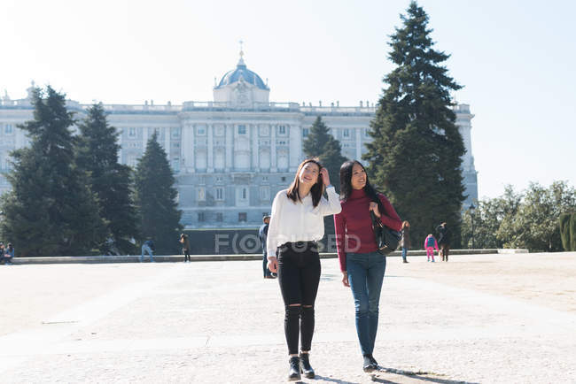 Азиатские женщины, занимающиеся туризмом в Мадриде, Испания — стоковое фото