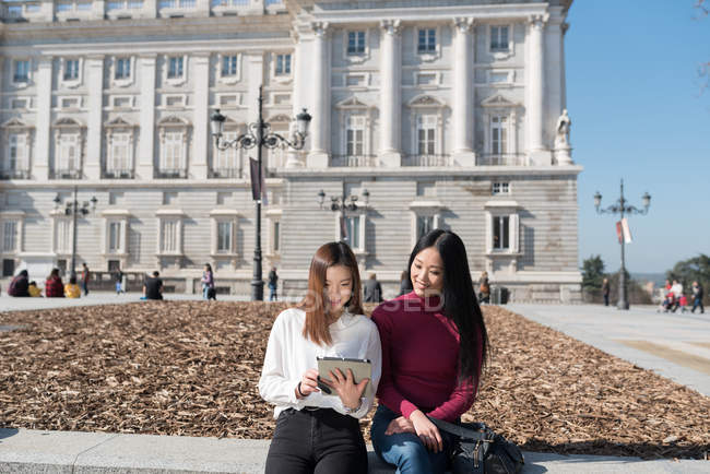 Азиатские женщины, занимающиеся туризмом в Мадриде с планшетом, Испания — стоковое фото