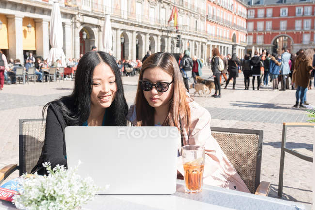 Mulheres asiáticas em um café usando laptop em Madrid, Espanha — Fotografia de Stock