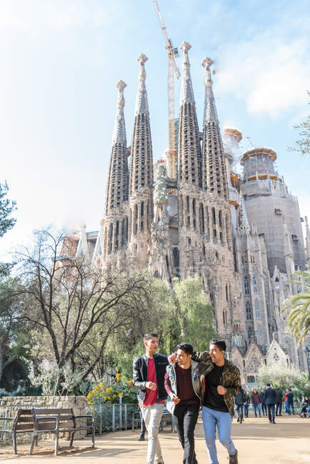 Buoni turisti indiani in visita alla Sagrada Familia a Barcellona Spagna — Foto stock