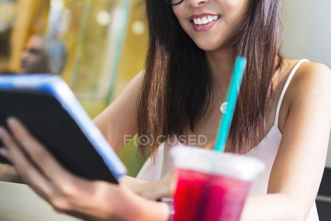 Jolie fille asiatique avec tablette — Photo de stock