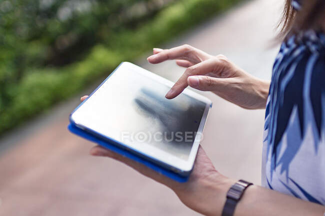 Pretty Asian Girl With Tablet In The Street — Stock Photo