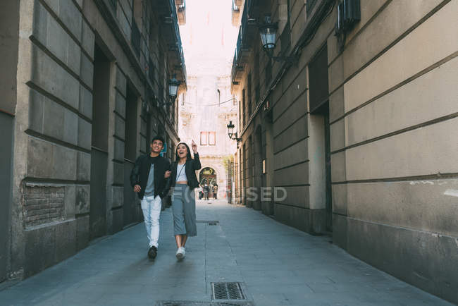 Молода пара блукаючи в Барселоні, Іспанія — стокове фото