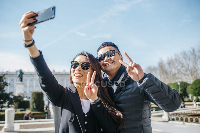 Chinese Couple taking selfie in Madrid, Spain — Stock Photo