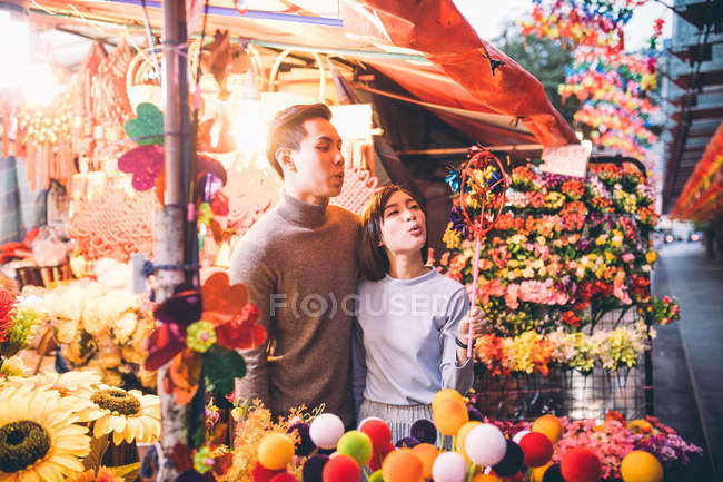 Heureux couple asiatique célébrant Nouvel An chinois en ville — Photo de stock