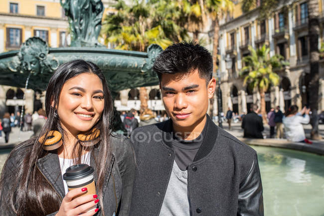 Felice giovane coppia turistica asiatica bere caffè a Barcellona, in Spagna — Foto stock