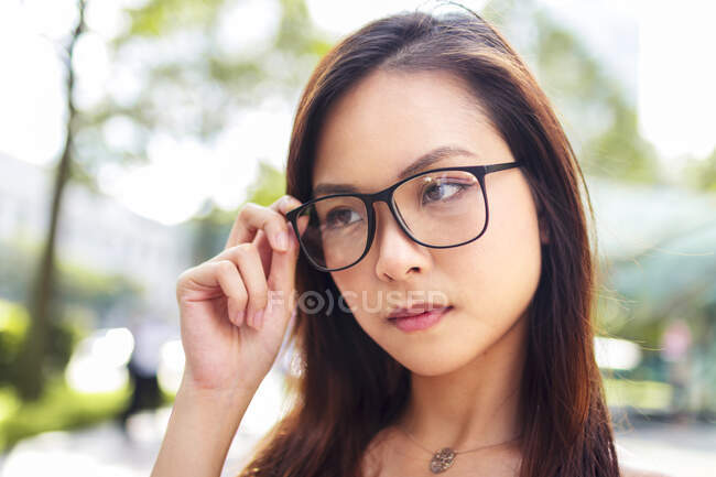 Досить дівчина з окуляри на вулиці — стокове фото