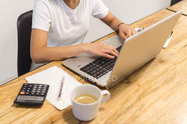 Immagine ritagliata di giovane donna che lavora con il computer portatile — Foto stock