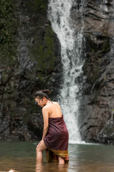 Atractivo asiático joven mujer relajante cerca de cascada en Tailandia - foto de stock