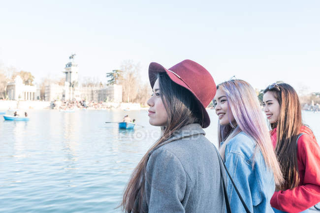 Donne filippine in vacanza a Madrid, Spagna — Foto stock