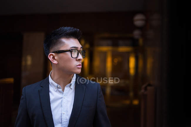Retrato de um empresário chinês inteligente na rua — Fotografia de Stock