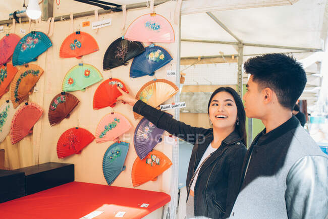 Молоді азійські подружжя купують у лас - рамблі в Барселоні. — стокове фото