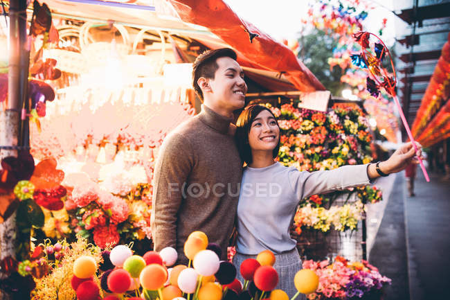 Feliz casal asiático celebrando Ano Novo Chinês na cidade — Fotografia de Stock