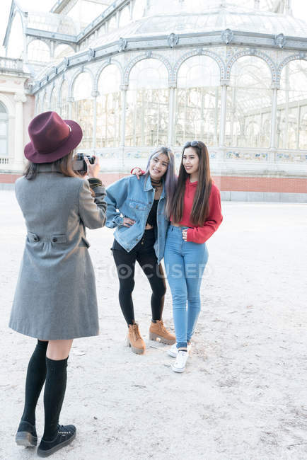 Philippine friends women taking photos and selfie in Retiro Park Madrid, Spain — Stock Photo
