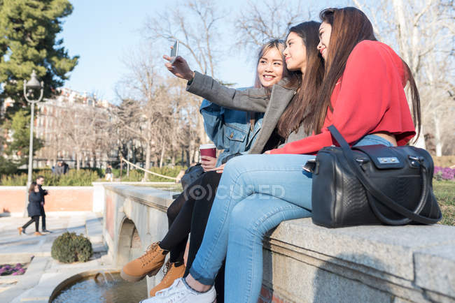 Filipino Amigos tirando uma selfie em um Parque do Retiro, Espanha — Fotografia de Stock