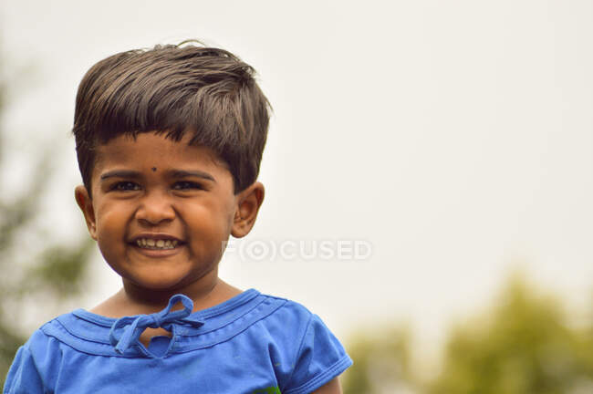 Ein breites Lächeln auf einem jungen indischen Mädchen — Stockfoto