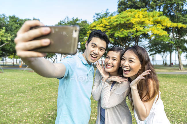 Un gruppo di amici che si fanno un selfie insieme — Foto stock