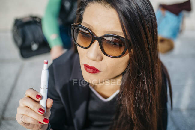 Chinese woman in Madrid vaping — Stock Photo