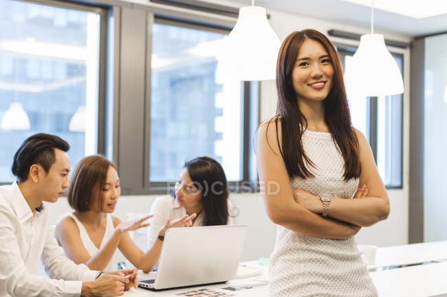 Retrato de la mujer joven en la sala de conferencias en la oficina moderna - foto de stock