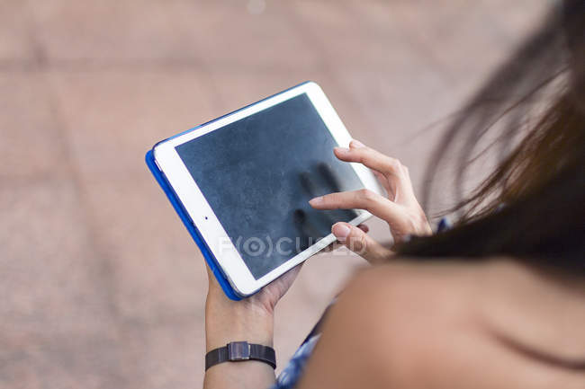 Recortado imagen de chica con tableta en la calle - foto de stock