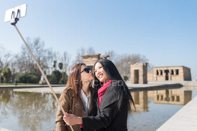 Mulheres asiáticas fazendo turismo em Madrid e tirando uma selfie, Espanha — Fotografia de Stock