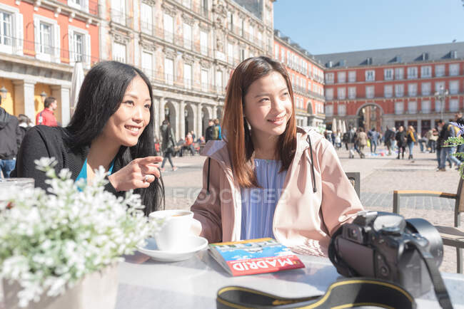 Asian woman at a cafe in Madrid NET RELIZA — Stock Photo