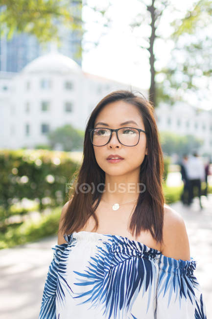 Bella asiatico ragazza con occhiali in il strada — Foto stock