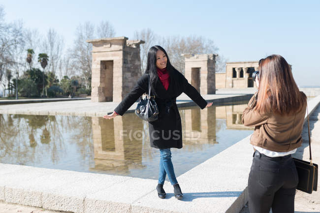 Asian women doing tourism in Madrid taking a pictures, Spain — Stock Photo