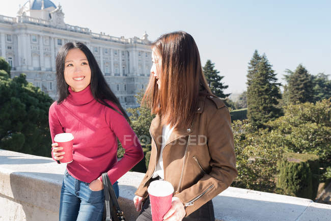 Азиатские женщины, занимающиеся туризмом в Мадриде, Испания — стоковое фото