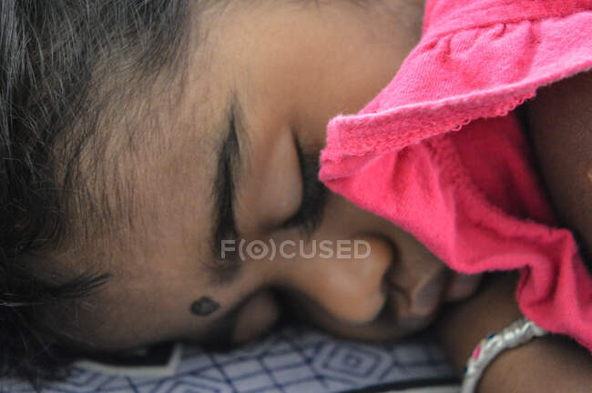 A beleza de uma criança adormecida. — Fotografia de Stock