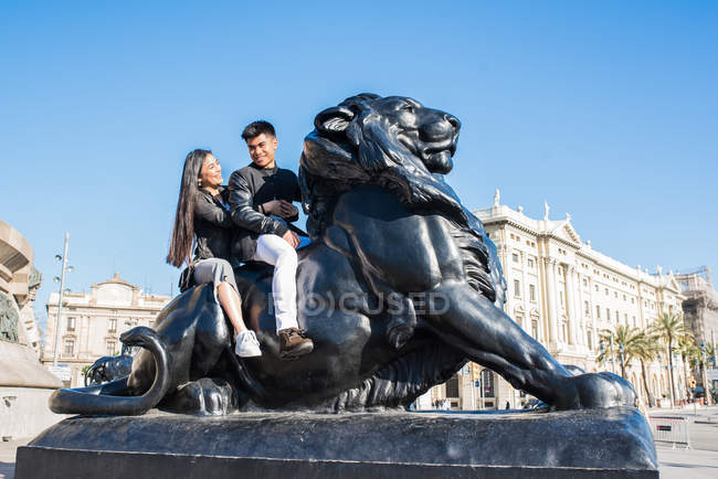 Young tourist couple mounting the  Columbus monument — Stock Photo