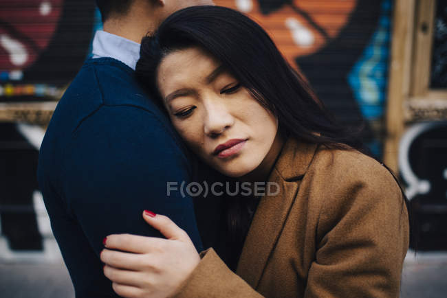 Couple chinois dans les rues de Madrid, Espagne — Photo de stock