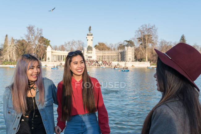 Mujeres filipinas de vacaciones en Madrid, España - foto de stock