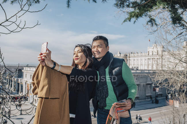 Casal chinês em Madrid tirando selfies, Espanha — Fotografia de Stock