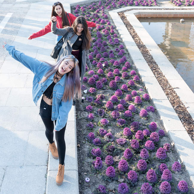 Female friends having fun in Madrid, Spain — Stock Photo