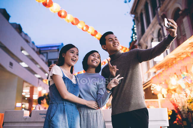 Felici amici asiatici che celebrano il capodanno cinese in città e si scattano selfie — Foto stock
