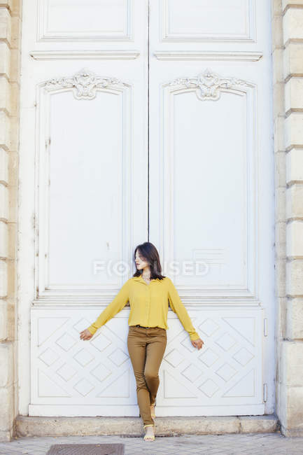 Chinese woman posing with a big door — Stock Photo
