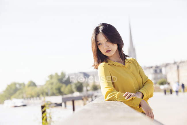 Giovane donna cinese in posa sul ponte — Foto stock