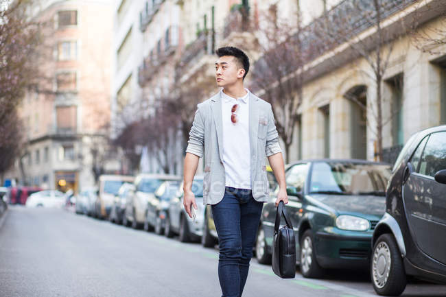 Китайський бізнесмен йшов по вулиці в Мадриді, Іспанія — стокове фото