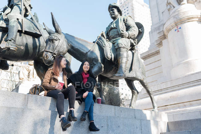 Femmes asiatiques faisant du tourisme à Madrid et buvant du café, Espagne — Photo de stock